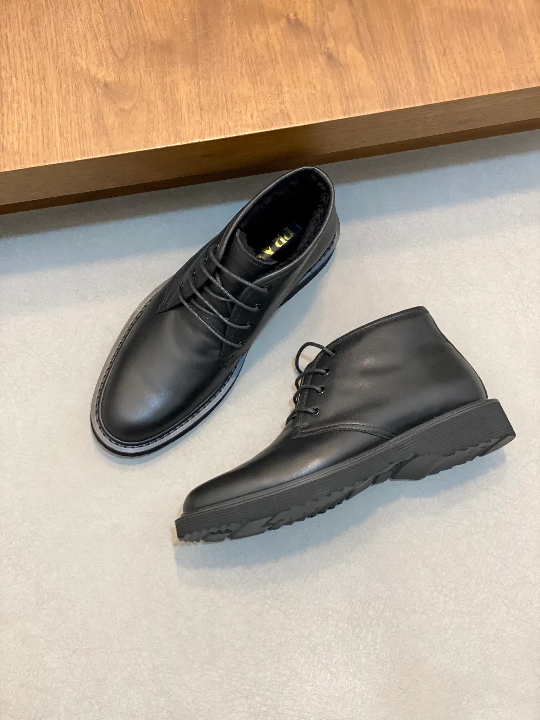 Men's shoes 💰840 Prada/Prada lace-up high-top wool sneakers, top-notch goods, show version, leading counter trial style, Nappa cowhide material, light and breathable, soft and comfortable, unique sports style, genuine leather tongue, full of brand style, lightweight embossed rubber sole, light and about 4CM higher, genuine leather feet, full wool on the inside, great foot feel, with original packaging Size: 39-40-41-42-43-44 (38, 45, 46 customized) leather shoe size